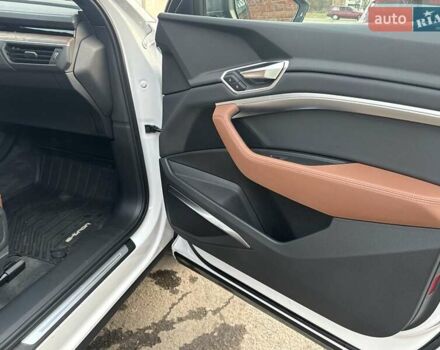 Білий Ауді E-Tron, об'ємом двигуна 0 л та пробігом 112 тис. км за 27500 $, фото 34 на Automoto.ua
