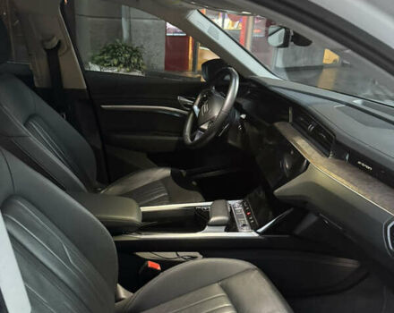 Белый Ауди E-Tron, объемом двигателя 0 л и пробегом 66 тыс. км за 26500 $, фото 12 на Automoto.ua