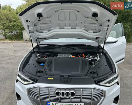 Белый Ауди E-Tron, объемом двигателя 0 л и пробегом 43 тыс. км за 35900 $, фото 31 на Automoto.ua