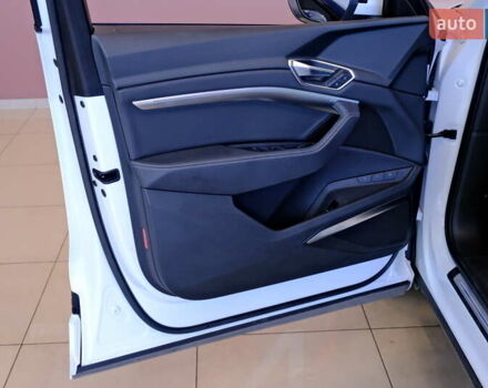 Белый Ауди E-Tron, объемом двигателя 0 л и пробегом 46 тыс. км за 31900 $, фото 45 на Automoto.ua