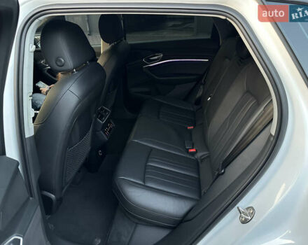 Білий Ауді E-Tron, об'ємом двигуна 0 л та пробігом 88 тис. км за 27500 $, фото 18 на Automoto.ua