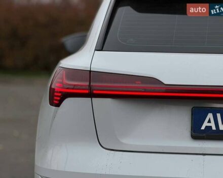 Белый Ауди E-Tron, объемом двигателя 0 л и пробегом 87 тыс. км за 28000 $, фото 23 на Automoto.ua