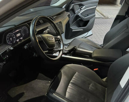 Белый Ауди E-Tron, объемом двигателя 0 л и пробегом 66 тыс. км за 26500 $, фото 15 на Automoto.ua