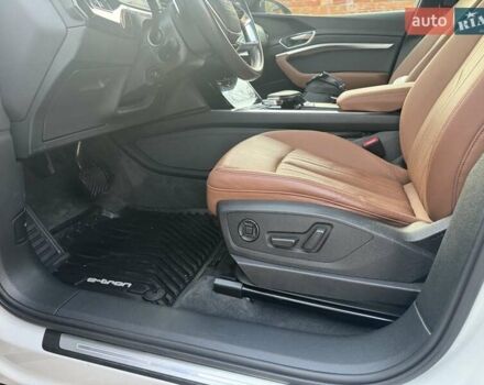 Білий Ауді E-Tron, об'ємом двигуна 0 л та пробігом 112 тис. км за 27500 $, фото 12 на Automoto.ua
