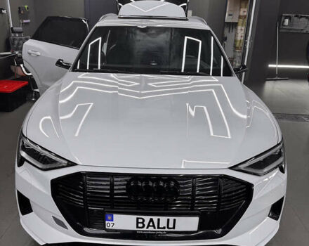 Белый Ауди E-Tron, объемом двигателя 0 л и пробегом 150 тыс. км за 32000 $, фото 7 на Automoto.ua