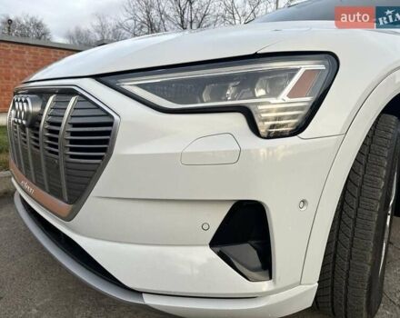 Білий Ауді E-Tron, об'ємом двигуна 0 л та пробігом 112 тис. км за 27500 $, фото 7 на Automoto.ua