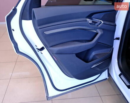 Белый Ауди E-Tron, объемом двигателя 0 л и пробегом 46 тыс. км за 31900 $, фото 49 на Automoto.ua