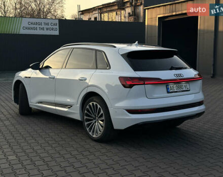 Білий Ауді E-Tron, об'ємом двигуна 0 л та пробігом 88 тис. км за 27500 $, фото 6 на Automoto.ua