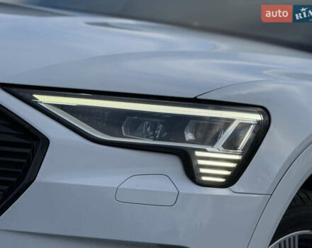 Белый Ауди E-Tron, объемом двигателя 0 л и пробегом 150 тыс. км за 28750 $, фото 7 на Automoto.ua