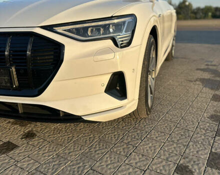 Белый Ауди E-Tron, объемом двигателя 0 л и пробегом 150 тыс. км за 28000 $, фото 3 на Automoto.ua
