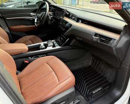 Белый Ауди E-Tron, объемом двигателя 0 л и пробегом 104 тыс. км за 33200 $, фото 12 на Automoto.ua