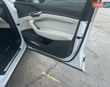 Белый Ауди E-Tron, объемом двигателя 0 л и пробегом 102 тыс. км за 29500 $, фото 10 на Automoto.ua