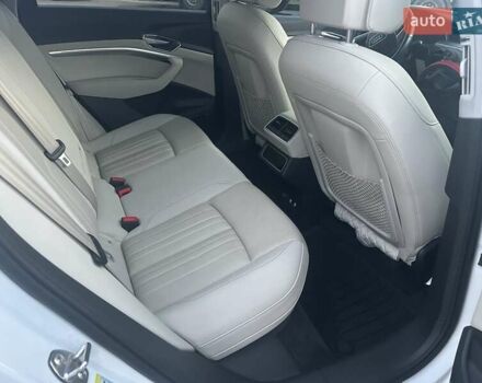 Белый Ауди E-Tron, объемом двигателя 0 л и пробегом 102 тыс. км за 29500 $, фото 13 на Automoto.ua