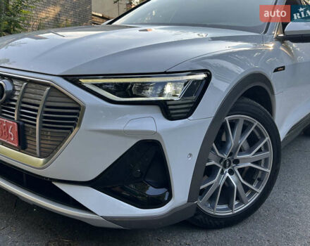 Білий Ауді E-Tron, об'ємом двигуна 0 л та пробігом 111 тис. км за 30900 $, фото 18 на Automoto.ua
