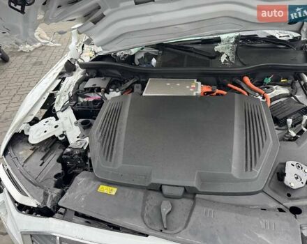 Белый Ауди E-Tron, объемом двигателя 0 л и пробегом 40 тыс. км за 13200 $, фото 9 на Automoto.ua