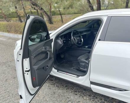 Білий Ауді E-Tron, об'ємом двигуна 0 л та пробігом 68 тис. км за 32000 $, фото 3 на Automoto.ua