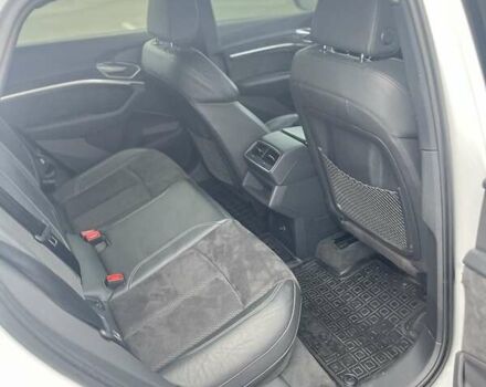 Білий Ауді E-Tron, об'ємом двигуна 0 л та пробігом 68 тис. км за 32000 $, фото 6 на Automoto.ua