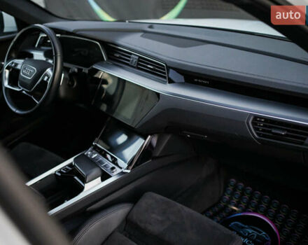 Білий Ауді E-Tron, об'ємом двигуна 0 л та пробігом 120 тис. км за 28500 $, фото 64 на Automoto.ua