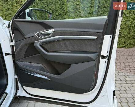 Белый Ауди E-Tron, объемом двигателя 0 л и пробегом 198 тыс. км за 27800 $, фото 59 на Automoto.ua