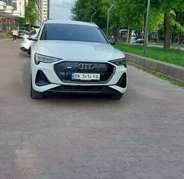 Білий Ауді E-Tron, об'ємом двигуна 0 л та пробігом 55 тис. км за 52200 $, фото 2 на Automoto.ua