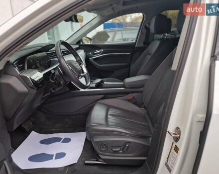 Белый Ауди E-Tron, объемом двигателя 0 л и пробегом 48 тыс. км за 35490 $, фото 35 на Automoto.ua