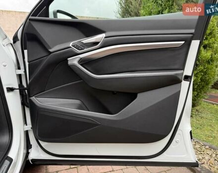 Белый Ауди E-Tron, объемом двигателя 0 л и пробегом 140 тыс. км за 31449 $, фото 126 на Automoto.ua