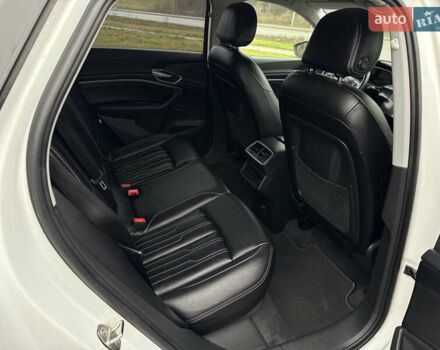 Білий Ауді E-Tron, об'ємом двигуна 0 л та пробігом 69 тис. км за 31500 $, фото 29 на Automoto.ua