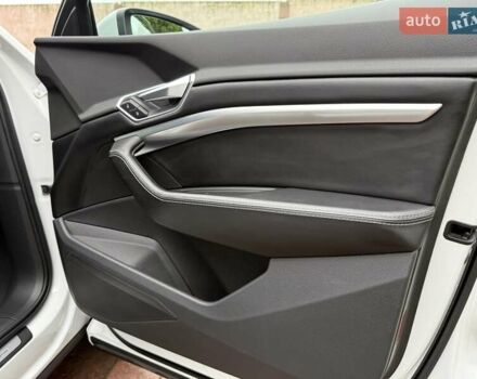 Белый Ауди E-Tron, объемом двигателя 0 л и пробегом 140 тыс. км за 31449 $, фото 127 на Automoto.ua