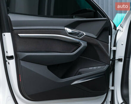 Білий Ауді E-Tron, об'ємом двигуна 0 л та пробігом 57 тис. км за 50555 $, фото 24 на Automoto.ua