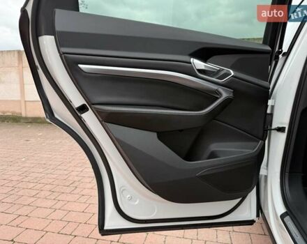 Белый Ауди E-Tron, объемом двигателя 0 л и пробегом 140 тыс. км за 31449 $, фото 142 на Automoto.ua