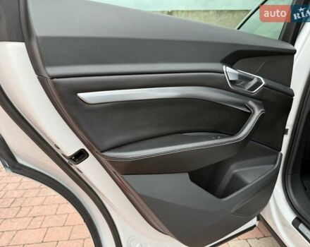 Белый Ауди E-Tron, объемом двигателя 0 л и пробегом 140 тыс. км за 31449 $, фото 143 на Automoto.ua