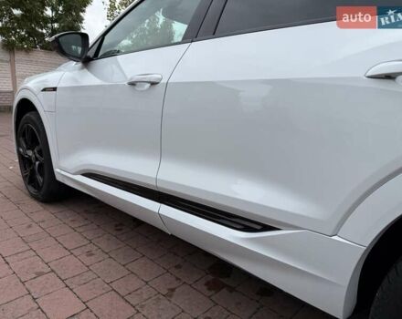 Белый Ауди E-Tron, объемом двигателя 0 л и пробегом 140 тыс. км за 31449 $, фото 79 на Automoto.ua