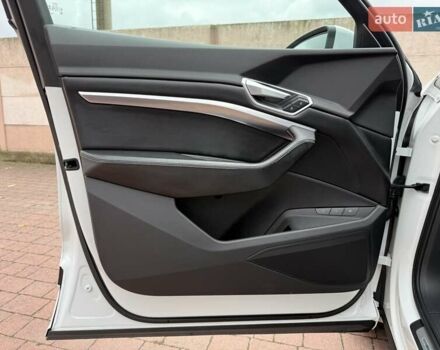 Белый Ауди E-Tron, объемом двигателя 0 л и пробегом 140 тыс. км за 31449 $, фото 83 на Automoto.ua