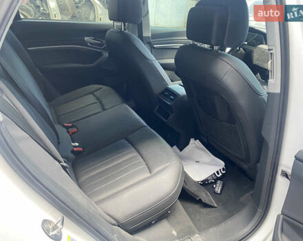 Белый Ауди E-Tron, объемом двигателя 0 л и пробегом 53 тыс. км за 14500 $, фото 4 на Automoto.ua