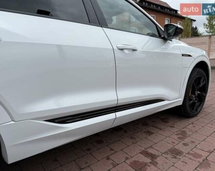 Белый Ауди E-Tron, объемом двигателя 0 л и пробегом 140 тыс. км за 31449 $, фото 80 на Automoto.ua