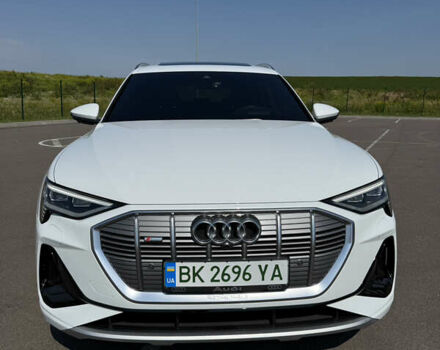 Белый Ауди E-Tron, объемом двигателя 0 л и пробегом 46 тыс. км за 32800 $, фото 3 на Automoto.ua