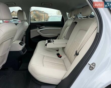 Белый Ауди E-Tron, объемом двигателя 0 л и пробегом 82 тыс. км за 38400 $, фото 115 на Automoto.ua