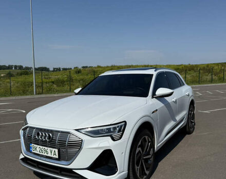 Белый Ауди E-Tron, объемом двигателя 0 л и пробегом 46 тыс. км за 32800 $, фото 2 на Automoto.ua