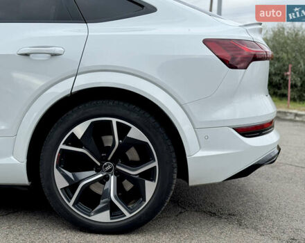 Белый Ауди E-Tron, объемом двигателя 0 л и пробегом 97 тыс. км за 42900 $, фото 10 на Automoto.ua
