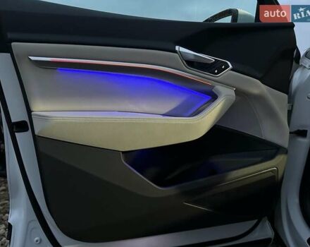 Белый Ауди E-Tron, объемом двигателя 0 л и пробегом 82 тыс. км за 38400 $, фото 5 на Automoto.ua