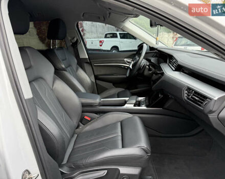 Белый Ауди E-Tron, объемом двигателя 0 л и пробегом 35 тыс. км за 29999 $, фото 21 на Automoto.ua