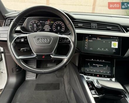 Белый Ауди E-Tron, объемом двигателя 0 л и пробегом 140 тыс. км за 31449 $, фото 107 на Automoto.ua