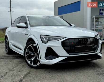 Белый Ауди E-Tron, объемом двигателя 0 л и пробегом 97 тыс. км за 42900 $, фото 2 на Automoto.ua