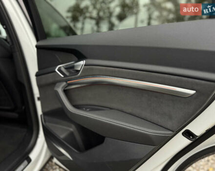 Белый Ауди E-Tron, объемом двигателя 0 л и пробегом 20 тыс. км за 51500 $, фото 32 на Automoto.ua