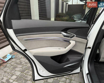 Белый Ауди E-Tron, объемом двигателя 0 л и пробегом 60 тыс. км за 34700 $, фото 37 на Automoto.ua