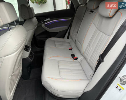 Белый Ауди E-Tron, объемом двигателя 0 л и пробегом 60 тыс. км за 34700 $, фото 39 на Automoto.ua