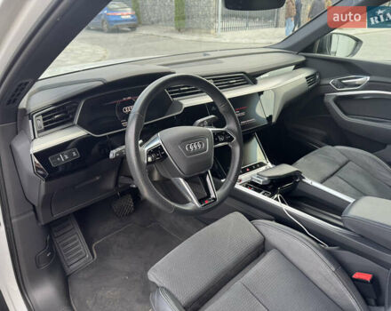 Белый Ауди E-Tron, объемом двигателя 0 л и пробегом 42 тыс. км за 51400 $, фото 4 на Automoto.ua