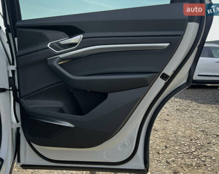 Белый Ауди E-Tron, объемом двигателя 0 л и пробегом 41 тыс. км за 42727 $, фото 44 на Automoto.ua