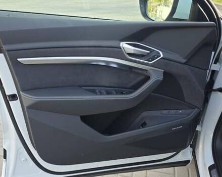 Белый Ауди E-Tron, объемом двигателя 0 л и пробегом 110 тыс. км за 37700 $, фото 54 на Automoto.ua