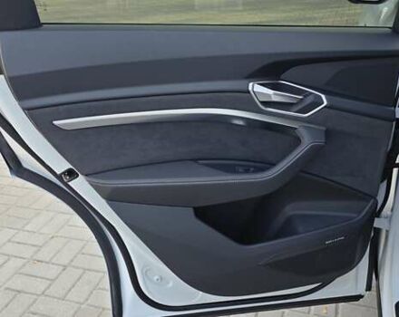 Белый Ауди E-Tron, объемом двигателя 0 л и пробегом 110 тыс. км за 37700 $, фото 65 на Automoto.ua